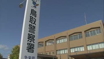 山間部の道路わきに県外ナンバーの軽自動車…警察が職務質問 →車の中に“自分のものではない”ネックレス(時価約1000円)と現金約1万5000円を発見　空き家に侵入し盗んだか…愛知県出身の無職の男(60代)を逮捕