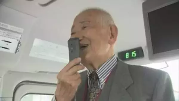 御年87歳の現役男性バスガイド　マイクを持って54年、客も驚愕「本当に神業！」　現役を続ける理由、亡き妻への思いとは？