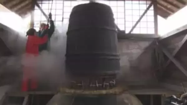 冬の風物詩　まるで鐘のような桶で…「石州勝地半紙」伝統のそどり作業　島根県江津市