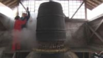 冬の風物詩　まるで鐘のような桶で…「石州勝地半紙」伝統のそどり作業　島根県江津市