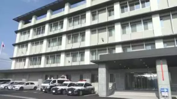 上裸で騒ぐ18歳の少年、コンビニの駐車場で駆け付けた警察官に「うるせえ」と怒鳴り額を拳で殴る暴行加える…公務執行妨害容疑で現行犯逮捕　酒に酔った状態…「わかりません」と容疑否認