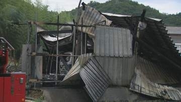 自動車修理を行う作業場で火災…建物だけでなく、客のものを含む車7台が焼ける　「工場から炎が噴出している」と通報…約2時間で鎮火