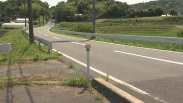 18歳の専門学校生が運転するバイクが、対向車線側の縁石に衝突…頭などを打ち意識不明の重体に　現場は緩やかな左カーブ