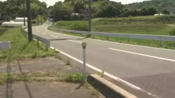 18歳の専門学校生が運転するバイクが、対向車線側の縁石に衝突…頭などを打ち意識不明の重体に　現場は緩やかな左カーブ