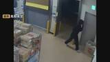 「営業時間中のスーパーで強盗事件、189万円奪って逃走　右手に刃物のような物、左手に現金のような物を握りしめ…侵入・逃走する犯人の映像を鳥取県警が公開」の画像1