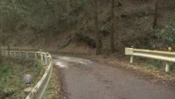 夫婦が乗った軽貨物自動車が県道脇の木に衝突　助手席の妻が出血性ショックで死亡　峠を越える狭い道の左カーブ　島根県出雲市