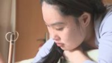 生まれつき両下肢機能障害・脊髄髄膜瘤などの合併症も…　重度障害を乗り越え8歳から始めた「書道」　うつ伏せで筆を走らせる制作スタイル…21歳の女性が作品に込めた思いとは？