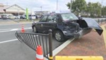 「タクシーが人ごみに突っ込んだ」日曜の美術館が騒然…70代ドライバーが運転するタクシーが暴走　女性をはねトラックに衝突、歩道に乗り上げガードパイプにぶつかりようやく止まる