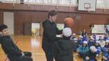 「「ここからプロ選手になる子が出たら…」　B1島根スサノオマジックの岡本選手らが小学生と交流　プロのテクニック披露」の画像1