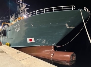 操船中に居眠りし、総トン数120トンの漁船が防波堤に衝突…乗組員10人が首の骨折など重軽傷、機関長は現在も入院中　「眠気を感じず、睡眠時間も十分確保できていた」一等航海士の男性を書類送検