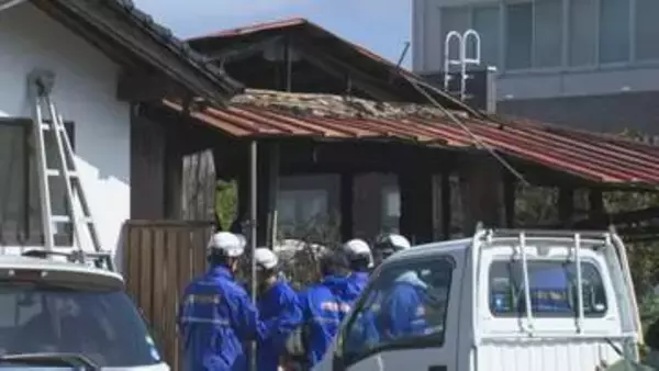 出雲市立総合医療センターのすぐ近く…民家1棟全焼・隣接する木造アパート半焼する火災で騒然　火元の家の高齢男性をやけどで救急搬送