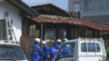 出雲市立総合医療センターのすぐ近く…民家1棟全焼・隣接する木造アパート半焼する火災で騒然　火元の家の高齢男性をやけどで救急搬送