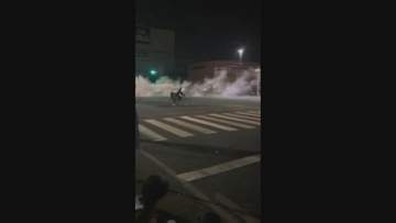 消火器をまき散らしながら交差点内を“渦巻き走行”する２人乗り自転車…覆面パトカーから逃走を図り別の交差点に進入→車と衝突　10代少年が重体、もう1人は逃走　事前に「暴走族が来る」との情報も