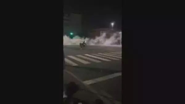 消火器をまき散らしながら交差点内を“渦巻き走行”する２人乗り自転車…覆面パトカーから逃走を図り別の交差点に進入→車と衝突　10代少年が重体、もう1人は逃走　事前に「暴走族が来る」との情報も