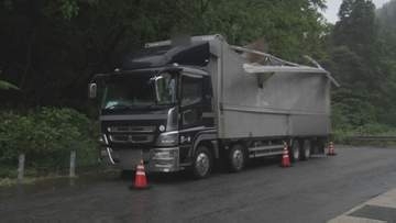 国道トンネル内を走行中の大型トラックに、ステンレス製の板が突き刺さる事故…トラックが壁に接触していたか　「破損した導水樋付近のコンクリートの壁にすり傷」　去年10月の点検でトンネルに異常なし