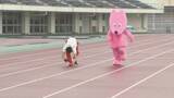 「「最も速い100m四足走行」ギネス世界記録保持者が対決したのは…“妖精”　一体なぜ？　異色の30メートル走対決、勝負の行方は？」の画像1