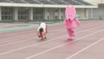 「最も速い100m四足走行」ギネス世界記録保持者が対決したのは…“妖精”　一体なぜ？　異色の30メートル走対決、勝負の行方は？