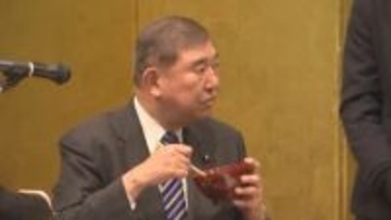 石破茂前総理「地方創生をもう一度政権の政策の中に戻していかんと」　境港産のベニズワイガニやカニみそなどが使われた汁なしラーメン完食　地域の食を通じた地方創生にも注力