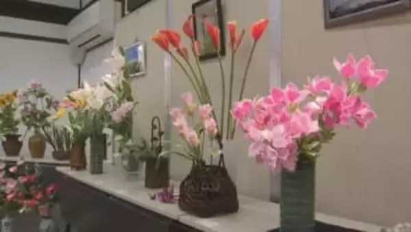 選挙期間中、石破さんも鑑賞「ボタン」「ロウバイ」「カワラナデシコ」「ラッキョウ」「ナシ」因州和紙でつくる　和紙の華展