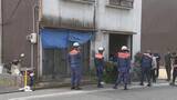 「「爆発があった」　周辺には飛び散ったガラスが…通勤・通学の時間帯の住宅密集地が一時騒然　民家火災で爆発か　高齢男性を救急搬送」の画像1