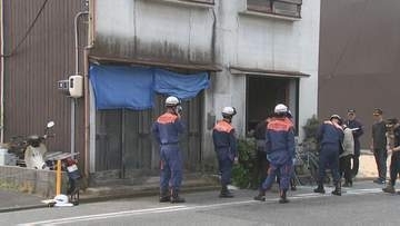 「爆発があった」　周辺には飛び散ったガラスが…通勤・通学の時間帯の住宅密集地が一時騒然　民家火災で爆発か　高齢男性を救急搬送