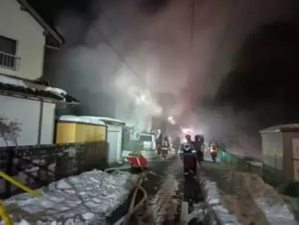 鳥取市で民家火災…消火活動続く　発生から3時間経過も鎮圧に至らず　高齢の母親と連絡つかず