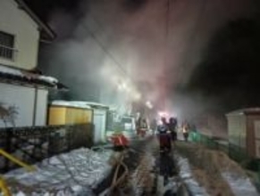 鳥取市で民家火災…消火活動続く　発生から3時間経過も鎮圧に至らず　高齢の母親と連絡つかず