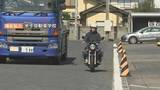「車の“左側”をバイクがすり抜けるのは交通違反？「追い抜き」「追い越し」の違いとは？　警察に聞いてみると…」の画像1