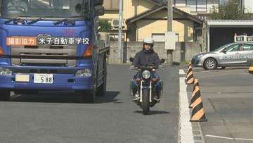 車の“左側”をバイクがすり抜けるのは交通違反？「追い抜き」「追い越し」の違いとは？　警察に聞いてみると…