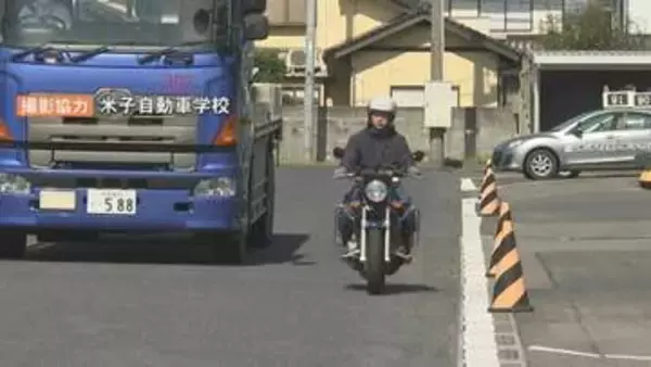 車の“左側”をバイクがすり抜けるのは交通違反？「追い抜き」「追い越し」の違いとは？　警察に聞いてみると…