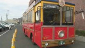 園児が観光ループバスにクリスマスデコレーション　島根県松江市