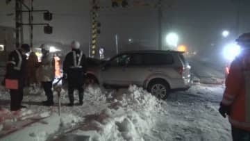 列車通過中、踏切内に乗用車が進入→衝突事故発生　雪道で凍結…踏切前で停まろうとしてスリップしたか　車運転の80代男性は首の痛みなど軽傷、列車は約2時間後に運転再開