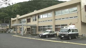 「男が暴れています、すぐ来てください」路上で座って話していた男性の胸ぐらをつかんだ疑い　60代無職の男を逮捕　鳥取・智頭町