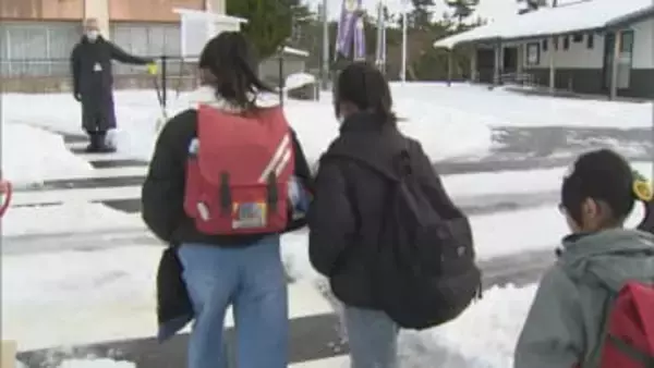 大雪の影響で一斉休校していた米子市の小学校　雪残る中、登校再開