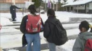 大雪の影響で一斉休校していた米子市の小学校　雪残る中、登校再開