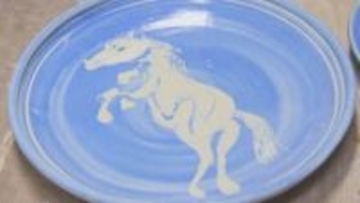 「万事うま（馬）くいく」干支を描いた飾り皿で人気の窯元「法勝寺焼皆生窯」飾り皿作りピーク