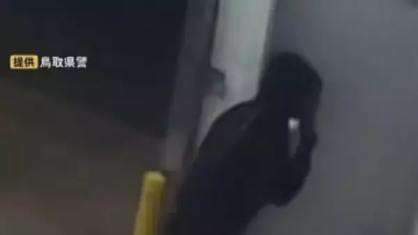 「金を出せ」営業中のスーパーでの強盗事件　刃物で店員を脅し金庫内の現金189万円を奪った犯人は依然逃走中　現場から複数の足跡採取…捜査続く