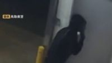 「金を出せ」営業中のスーパーでの強盗事件　刃物で店員を脅し金庫内の現金189万円を奪った犯人は依然逃走中　現場から複数の足跡採取…捜査続く