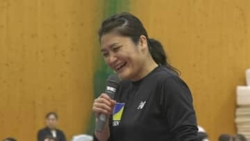 競技人口減少に危機感　金メダリスト伊調馨さん　鳥取県倉吉市のレスリング体験会で子どもたちに指導