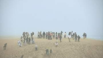 「風が強すぎて砂がすごすぎて…」まるで砂嵐、視界が真っ白…強風の鳥取砂丘「目や耳に入ってきて大変」不安定な天気が連休を直撃