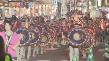 鳥取の夏の風物詩「鳥取しゃんしゃん祭」一斉傘踊りはコロナ禍以降最多の114連が参加、過去最大級1万発の花火が夜空彩る