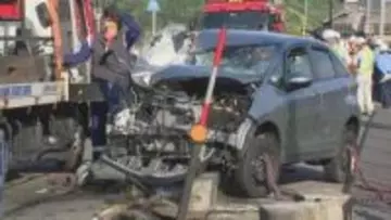 国道で乗用車とミキサー車が衝突、ミキサー車が畑に転落　乗用車に乗っていた夫婦が救急搬送され、夫が意識不明の重体　ミキサー車を運転していた女性が一時閉じ込められる　鳥取県八頭町