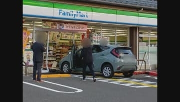 「駐車しようとしてアクセルとブレーキを踏み間違えた」コンビニに乗用車が突っ込む…けが人なし　鳥取県米子市