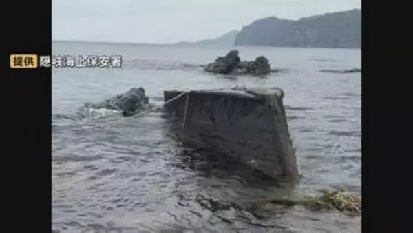 「ワカメ採りから帰港中に転覆船を発見した」　長さ約6.5mの木造船が海岸に漂着…黒色のコールタール様の塗装、文字・数字の記載なし
