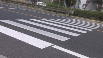横断歩道で「お先にどうぞ」…そのまま通過してしまうと交通違反？　警察に確認すると…