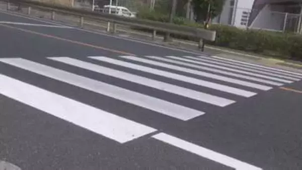 横断歩道で「お先にどうぞ」…そのまま通過してしまうと交通違反？　警察に確認すると…