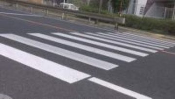 横断歩道で「お先にどうぞ」…そのまま通過してしまうと交通違反？　警察に確認すると…