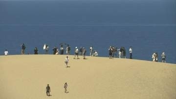 鳥取砂丘を観光中の60代男性が、熱中症の疑いで倒れる…救急隊や居合わせた人の応急処置で回復→自分で歩いて帰る　鳥取では最高気温全国2位の「38.9度」、砂丘は“灼熱”