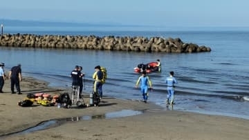 海で遊んでいた3人が深みにはまり、男子高校生1人が沖に流され行方不明　捜索活動再開　島根県・出雲市