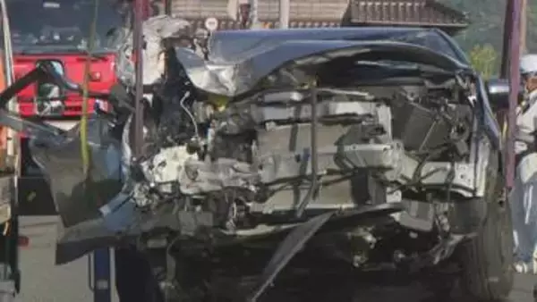 国道でミキサー車と乗用車が正面衝突…ミキサー車が畑に転落、乗用車は大破　乗用車に乗っていた70代男性が死亡　ミキサー車を運転していた女性は一時車内に閉じ込められる　鳥取県八頭町